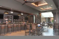 堪薩斯城奧拉西希爾頓安泊飯店 - 酒吧