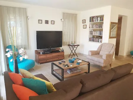 Comfortable modern villa with a private pool. Отели рядом с достопримечательностью «Kalamar Beach Club»