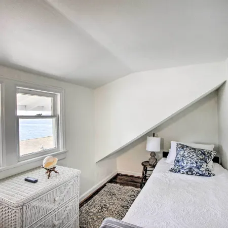 Fire Pit, Views and Beach Access Waterfront Escape!