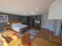 Your ideal space near the MUT | 1BR studio with A/C and city view