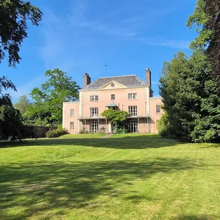 High spec, self contained apartment with garden in Georgian Manor House