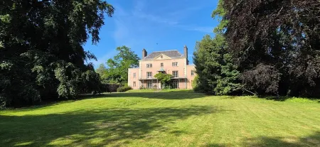 High spec, self contained apartment with garden in Georgian Manor House