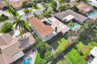 Designer 6 Bedroom | Game Room | 10 Min To Beach!