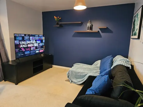 Charming 2-bedroom apartment in Quedgeley with WiFi access