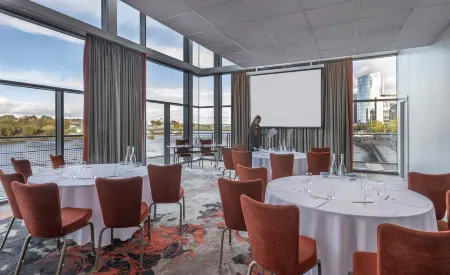 Clayton Hotel Limerick Отели рядом с достопримечательностью «Holy Trinity Abbey Church»