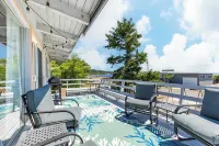 Totally Beachin Getaway by AvantStay Waterfront