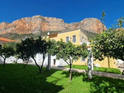 Renoviertes Steinhaus im Zentrum von Leonidion mit Zwei Wohneinheiten Hotels near Paralia Poulithra