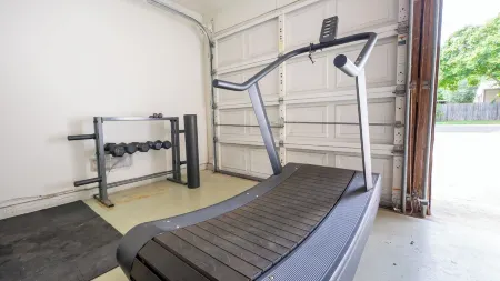 Cozy & Spacious Fam Home by Live Oak Park & I-35