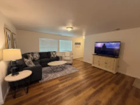 Charming 3-bedroom house with AC, WiFi in fantastic Susanville 拉森縣酒店