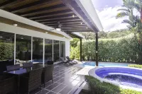 Beautiful Villa w/private pool - 8 min from the beach!