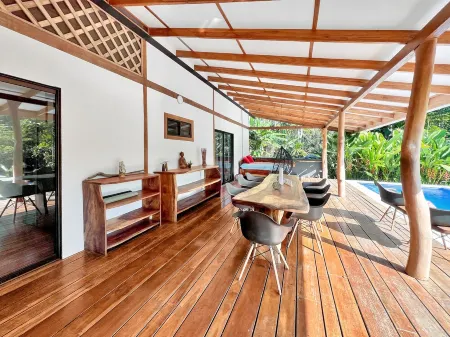 Whispering Wisdom | 3 Bed w/ Pool, Steps to Beach Отели в г. Лимон