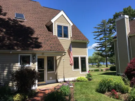 Lakefront 4 bedroom Fall getaway on Winnipesaukee
