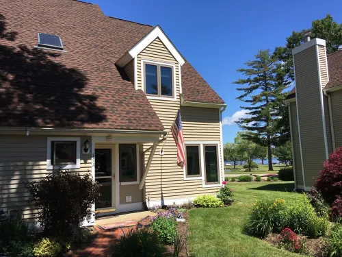 Lakefront 4 bedroom Fall getaway on Winnipesaukee