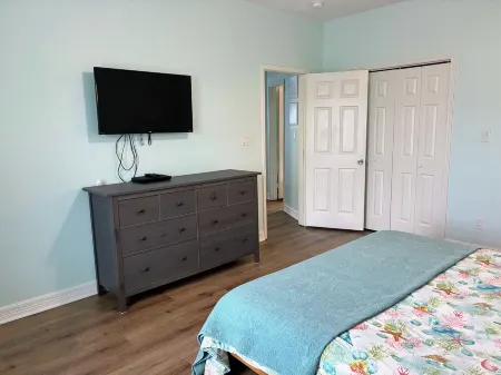 Gone Fishin’ | Bright Beachfront Retreat on the Gulf – Sleeps 8