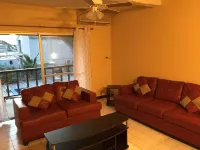 BUSINESS AND FAMILY ACCOMMODATION NEAR BEACHES, CASINO AND AMENITIES فنادق في Cole Bay