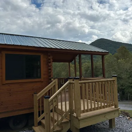 Cozy 1 bedroom cabin in charming Hiawassee with WiFi, AC & HeatAdults only.