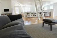 Art Studio House in Private Mountaintop Nature Preserve Hotels in Hillsdale