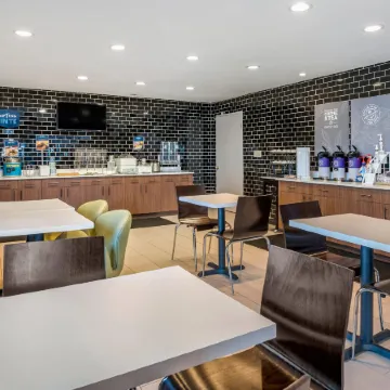 Clarion Pointe Indianapolis Airport