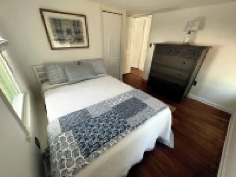 Charming 2-BRM Cottage in Tranquil Island Heights - Steps from the River