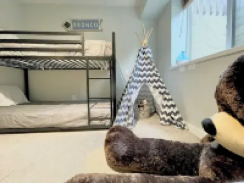 BRAND NEW Modern Mountain 4 bed 3 bath on Bus Line close to Vail & Beaver Creek!