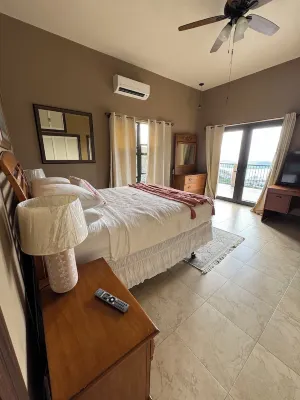 Cozy 2-bedroom apartment in charming St Thomas with WiFi, AC, View