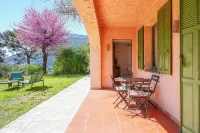 5 minutes from Monaco, large garden level in neo-Provencal villa, sea view