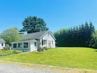 Charming Coastal Escape near Wickford, RI. Close to beaches and coastal charm! Hotels in North Kingstown