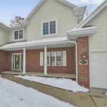 5 Bed/ 4 Bath 2.9 Miles to Lambeau Field and 1.9 Miles to Green Bay Airport . Hotel Exterior