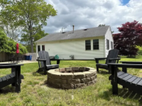 Make this charming, modern retreat your home away from home!!