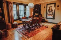 Boho Art cottage in hip Bay View, Milw neighborhood- 3bed, Sauna, Hot Tub