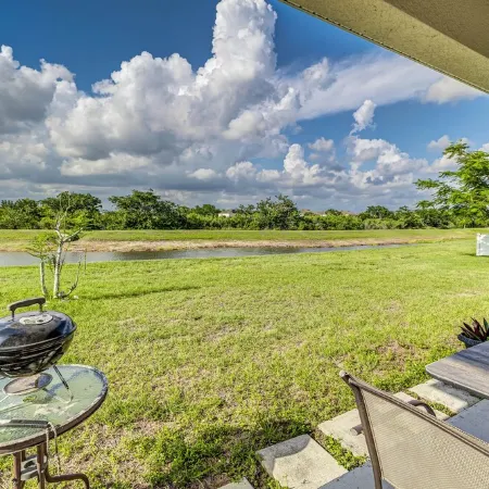 Peaceful 2BR Home w/ Modern Comforts in Riverview Отели в г. Ривервью