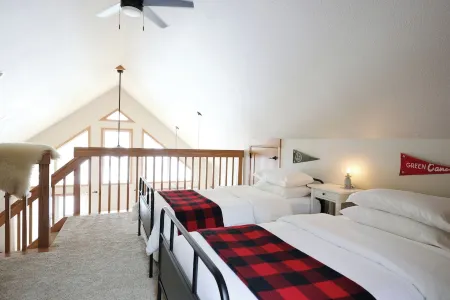 Serene Lakefront Retreat: A/C, dock, canoe, kayaks Отели в г. Шугар Кэмп