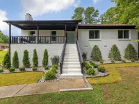 4BR Pineville Retreat - Private Pool - Fire Pit - Near Carowinds & Charlotte Hotels in Pineville