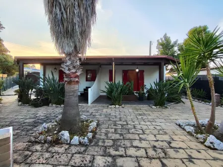 Villa Pizzomunno, small villa in Vieste with direct access to the sandy beach.