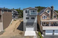 "Peaceful Oceanside Escape – 3BR Home w/ View Deck, Fast WiFi & Full Kitchen" Hotels in Oceanside