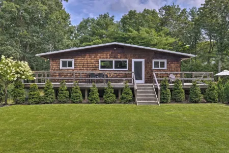 Architectural cabin, salt water pool, fire pit, 3 blocks from bay, private