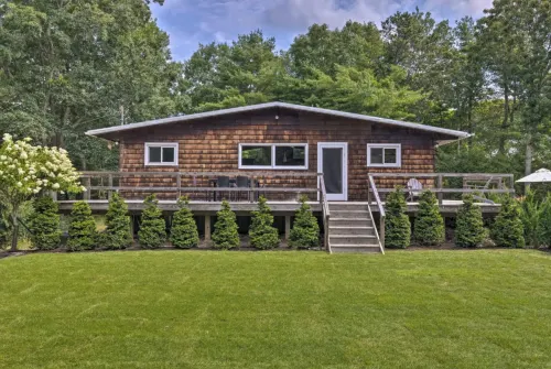 Architectural cabin, salt water pool, fire pit, 3 blocks from bay, private Hotels in Northwest Harbor