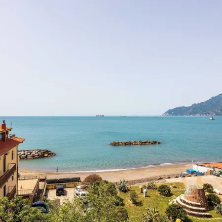 Casa Elan Salerno, large and bright apartment, a stone's throw from the beach