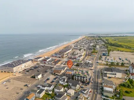 The Grand Coastal Koz at Salisbury Beach Отели рядом с достопримечательностью «Pines Camping Area»