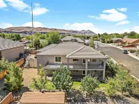 Modern 3-Bedroom Home with Stunning Mountain Views – Walk to Trails and River