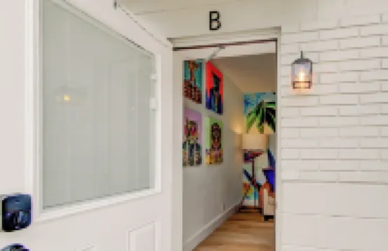 Triplex- 1 Block to the Beach, Heated Pool ,Putt-Putt, Bikes, Games