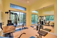 Charming 4-bedroom chateau with WiFi, fitness room in lovely Dillard.