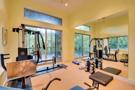 Charming 4-bedroom chateau with WiFi, fitness room in lovely Dillard.