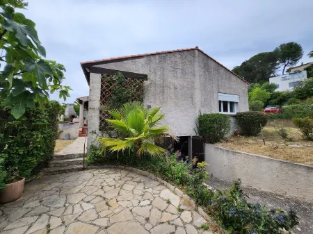 A 3 mn à Pied de L'étang de Berre, Grande Maison 4 ch. Jardin Clôturé de 1000m² Отели в г. Мартигес