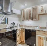 NEW Construction! Ski-In/Ski-Out Condo, fire place, Bunk room