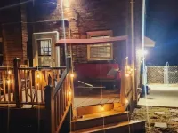 Home Away from Home2-bedroom house in nice Wyandotte with AC, WiFi 懷恩多特酒店