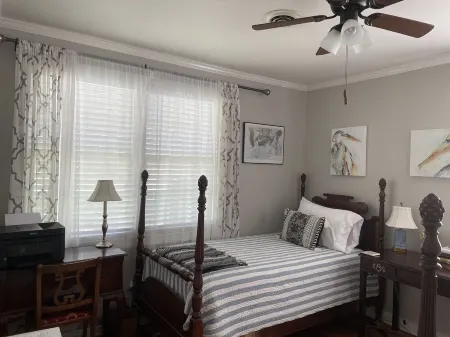 Historic District,3 bedrooms & 2 full baths, one level. Fenced backyard. Porch. Отели в г. Джорджтаун