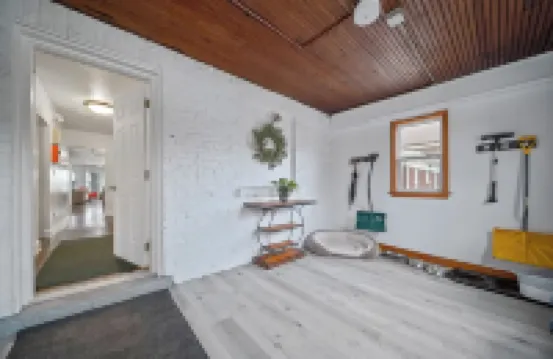 HUGE 6-bed 4-bath house in Erie - perfect for large groups or families