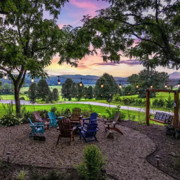 New cottage with Hot Tub, Tiki Bar, Sauna, and Plunge Tub. Million Dollar Views
