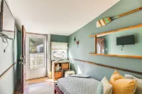Walk to Beach: Water-view Abode in Portsmouth! - Homestays